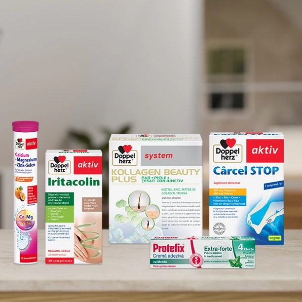 Imaginea prezintă mai multe produse farmaceutice și suplimente alimentare marca Doppelherz. Pe masă se află cutii de "Iritacolin," "Kollagen Beauty Plus," "Cârceii STOP," și un tub de "Protefix," evidențiind soluții pentru sănătate și îngrijire personală.